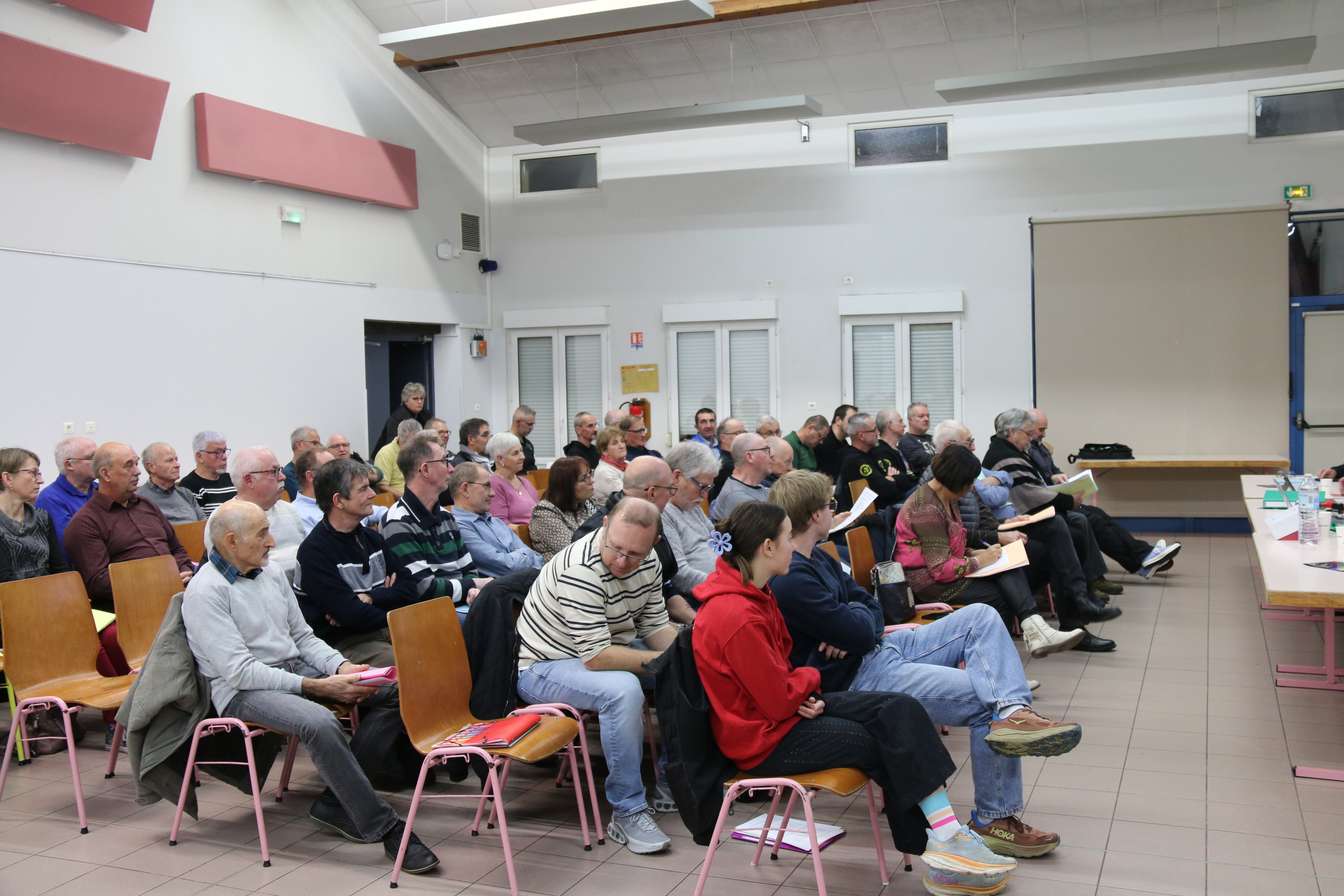 Images des personnes présentent à l'assemblée générale